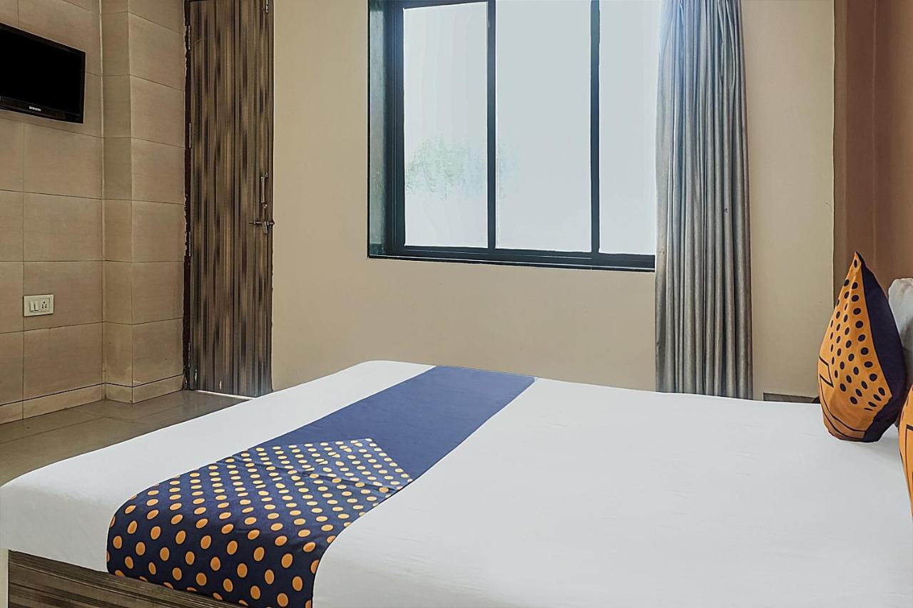 Oyo Flagship 75444 Hotel Kinara Lodging & Boarding Mangvadi Esterno foto